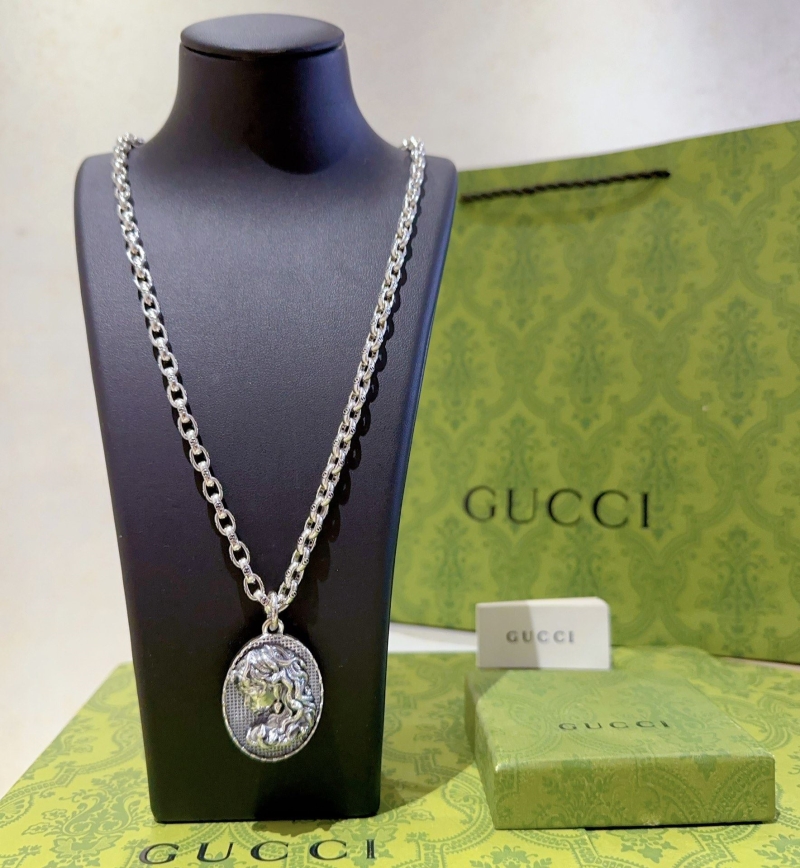 G*u*i necklaces